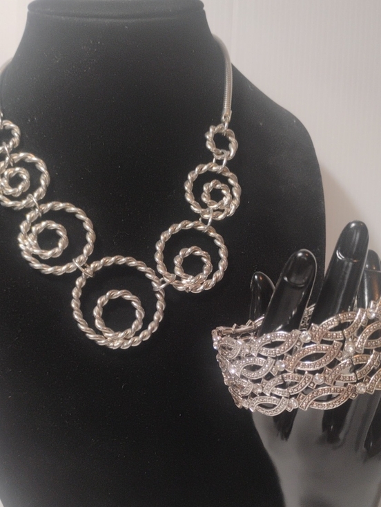 Jewelry - Georgeous Silver Necklace & Bracelet